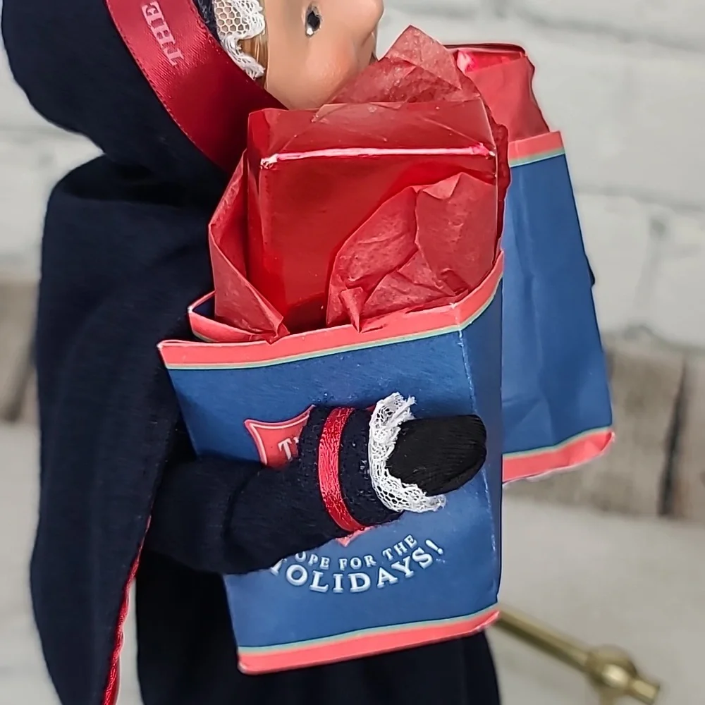Byers' Choice Caroler Collectible 2005 Salvation Army Woman with Shopping Bags